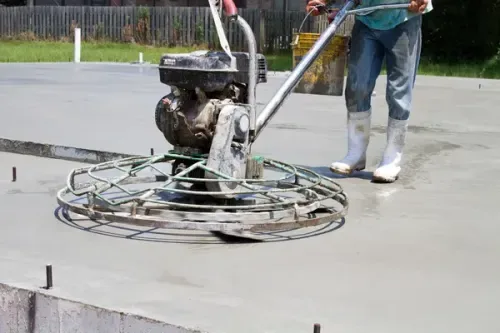 Acabamento de piso de concreto com alisadora